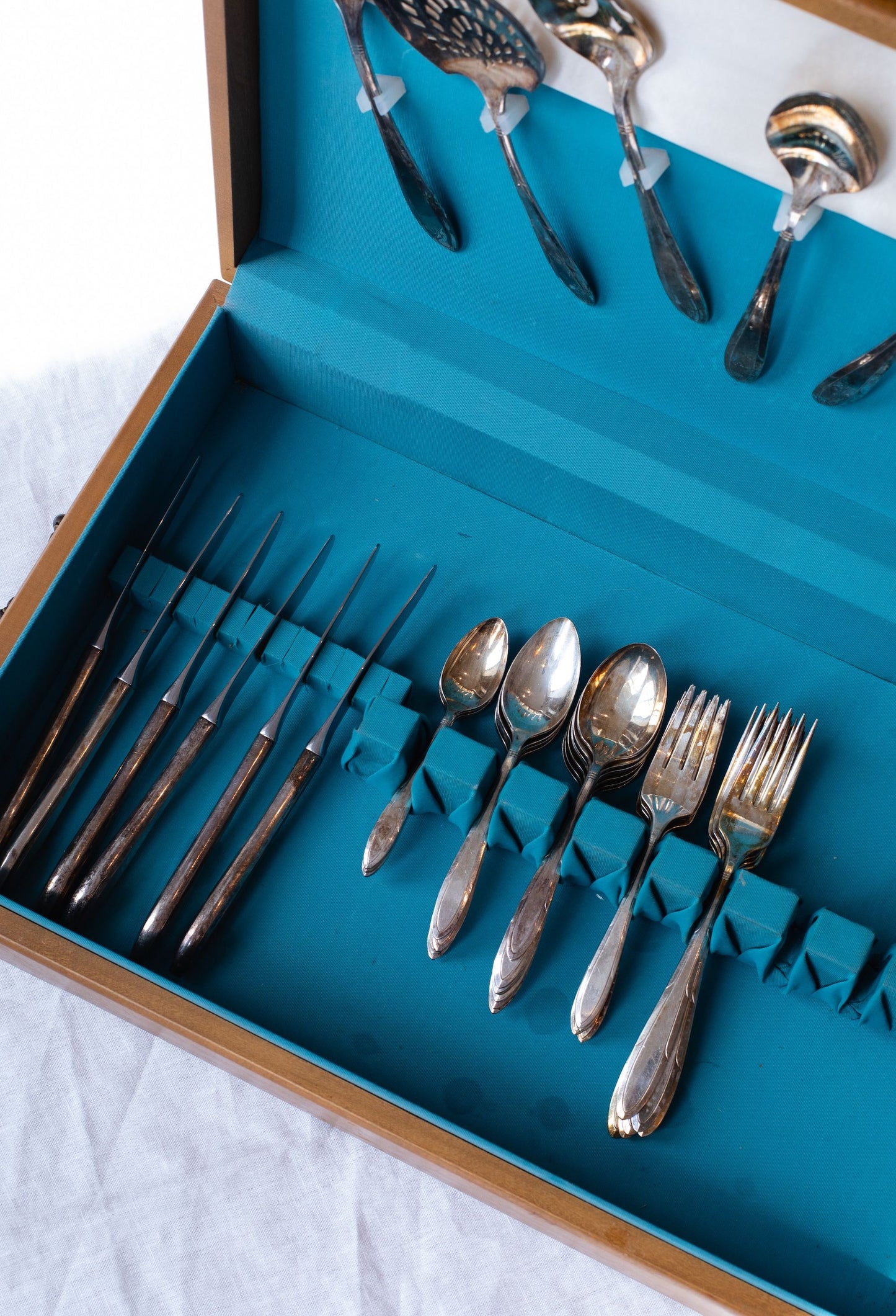 Large 6 Serving Nobility Plate (Set with Serving Utensils and Brown Wooden Box)